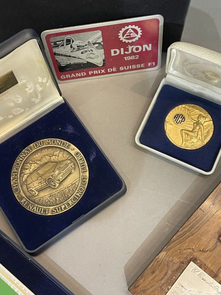 Lot de plaques et de badges comprenant : - - un badge 24 heures du Mans, camion…