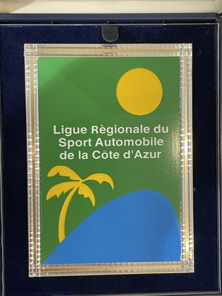 Lot de plaques et de badges comprenant : - - un badge 24 heures du Mans, camion…