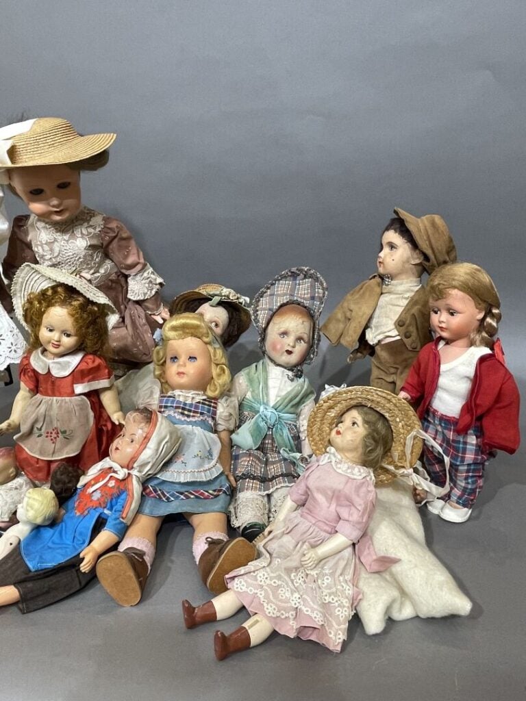 Lot de poupées diverses