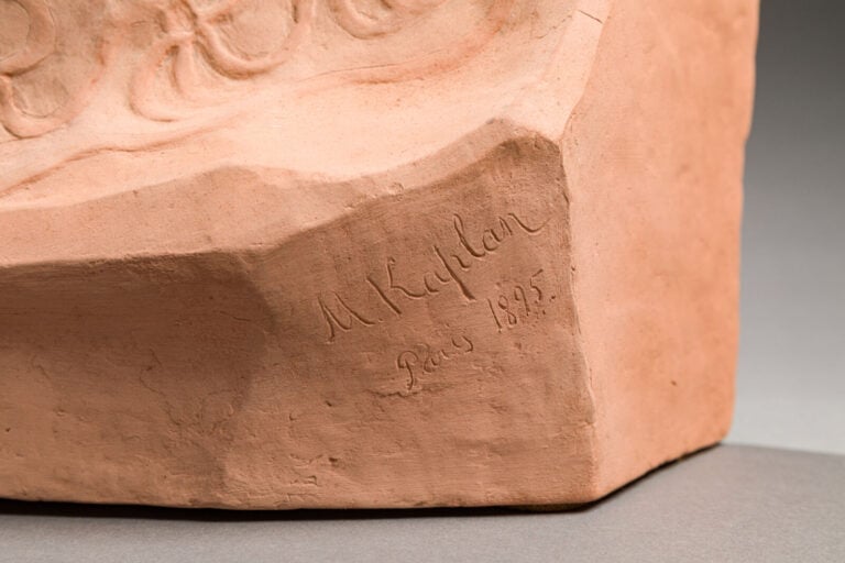 M KAPLAN (XIX-XXème) - Bas-relief en terre cuite figurant un buste de femmes et… maison de vente aux encheres commissaire-priseur auction house boisgirard antonini
