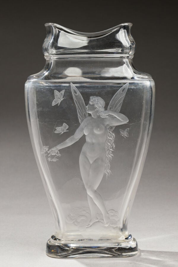 Maison BACCARAT - Important vase en cristal blanc en forme de carpe - à décor à… maison de vente aux encheres commissaire-priseur auction house boisgirard antonini