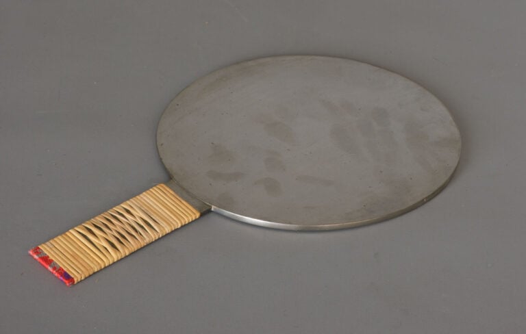 Miroir à main 柄 鏡 (e'kagami), orné d'une scène de paysage en relief et présenté… Vente aux encheres – Auction House – Commissaire-priseur – Auctioneer - Boisgirard Antonini – Paris – Nice
