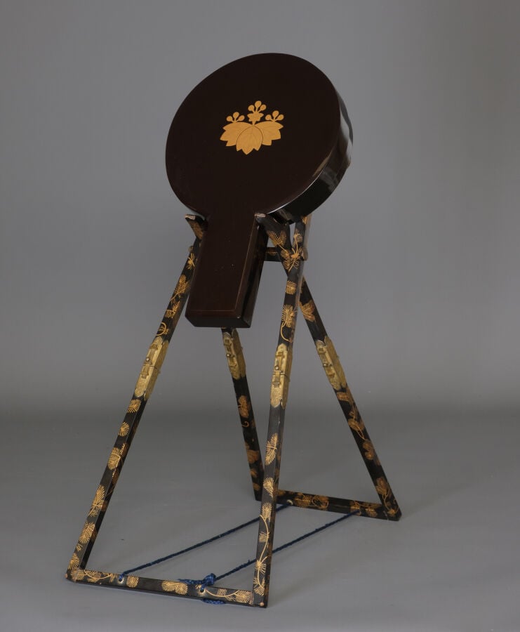 Miroir à main 柄 鏡 (e'kagami), orné d'une scène de paysage en relief et présenté… Vente aux encheres – Auction House – Commissaire-priseur – Auctioneer - Boisgirard Antonini – Paris – Nice