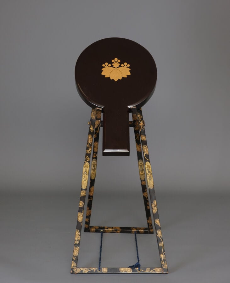 Miroir à main 柄 鏡 (e'kagami), orné d'une scène de paysage en relief et présenté… Vente aux encheres – Auction House – Commissaire-priseur – Auctioneer - Boisgirard Antonini – Paris – Nice