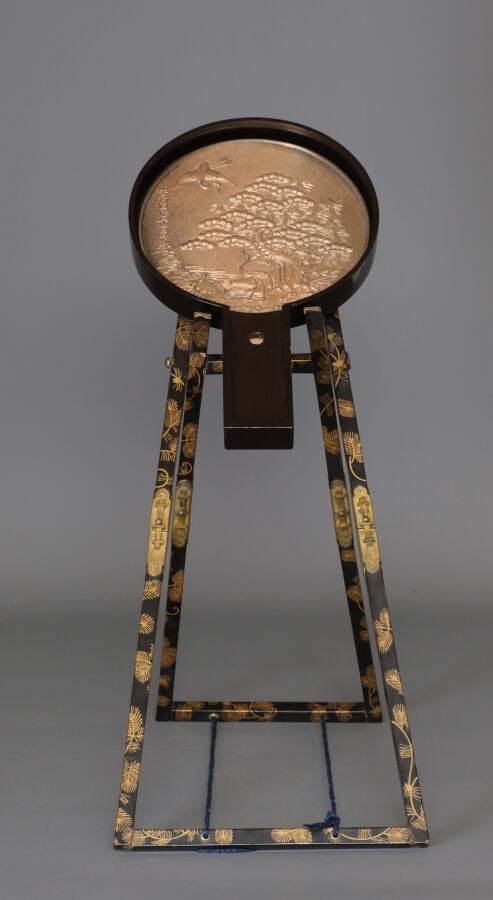Miroir à main 柄 鏡 (e'kagami), orné d'une scène de paysage en relief et présenté… Vente aux encheres – Auction House – Commissaire-priseur – Auctioneer - Boisgirard Antonini – Paris – Nice