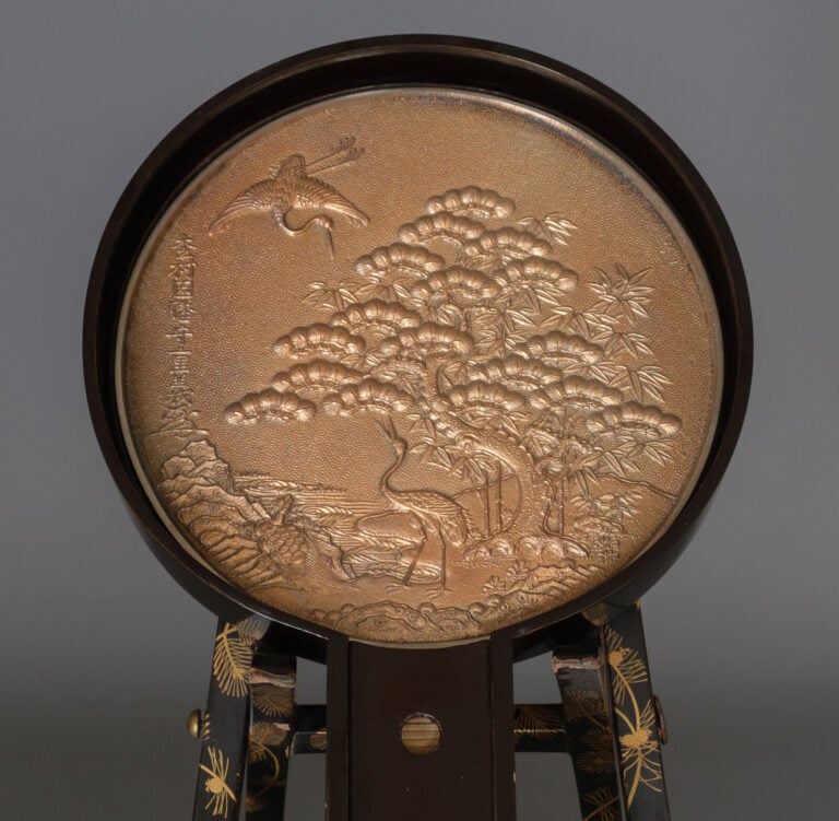 Miroir à main 柄 鏡 (e'kagami), orné d'une scène de paysage en relief et présenté… Vente aux encheres – Auction House – Commissaire-priseur – Auctioneer - Boisgirard Antonini – Paris – Nice