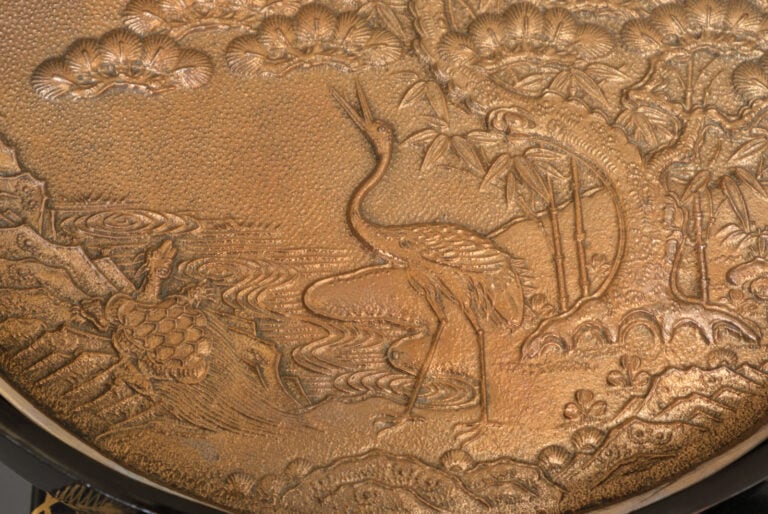 Miroir à main 柄 鏡 (e'kagami), orné d'une scène de paysage en relief et présenté… Vente aux encheres – Auction House – Commissaire-priseur – Auctioneer - Boisgirard Antonini – Paris – Nice