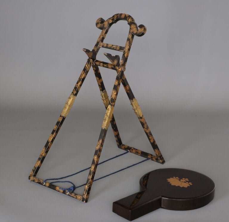 Miroir à main 柄 鏡 (e'kagami), orné d'une scène de paysage en relief et présenté… Vente aux encheres – Auction House – Commissaire-priseur – Auctioneer - Boisgirard Antonini – Paris – Nice
