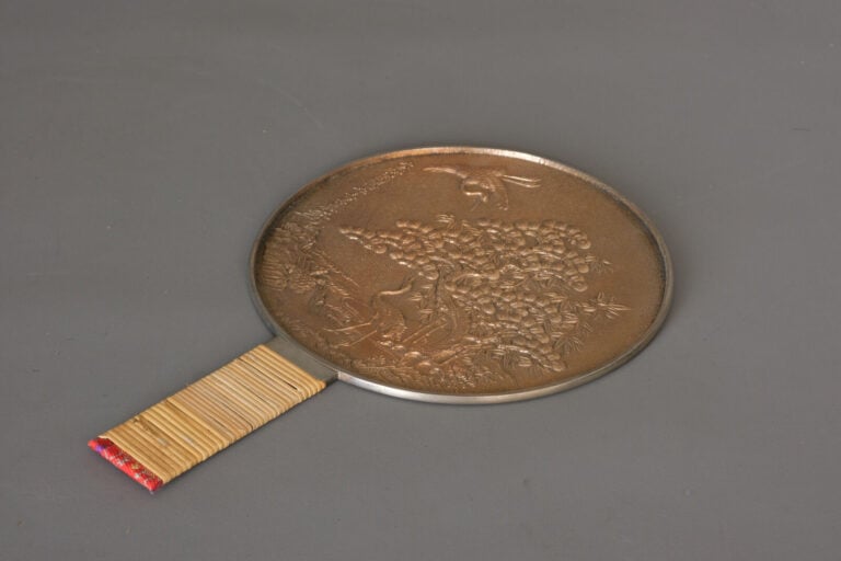 Miroir à main 柄 鏡 (e'kagami), orné d'une scène de paysage en relief et présenté… Vente aux encheres – Auction House – Commissaire-priseur – Auctioneer - Boisgirard Antonini – Paris – Nice