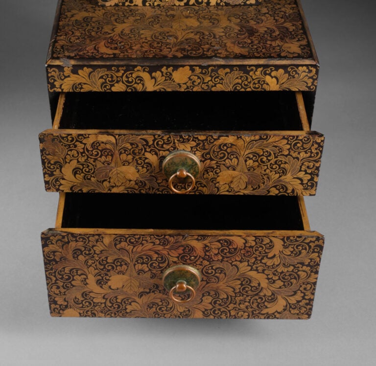 Miroir à main en alliage et son support en laque noire brillante - Le support e… Vente aux encheres – Auction House – Commissaire-priseur – Auctioneer - Boisgirard Antonini – Paris – Nice