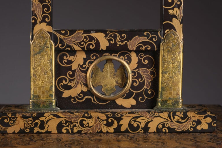 Miroir à main en alliage et son support en laque noire brillante - Le support e… Vente aux encheres – Auction House – Commissaire-priseur – Auctioneer - Boisgirard Antonini – Paris – Nice