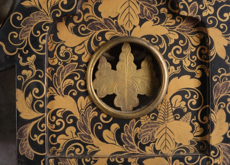 Miroir à main en alliage et son support en laque noire brillante - Le support e… Vente aux encheres – Auction House – Commissaire-priseur – Auctioneer - Boisgirard Antonini – Paris – Nice