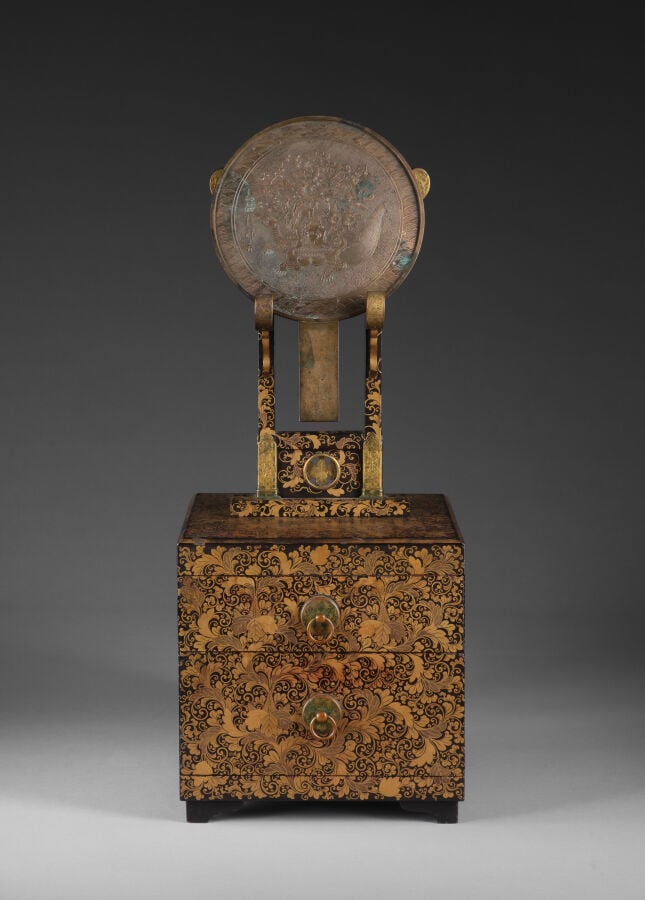 Miroir à main en alliage et son support en laque noire brillante - Le support e… Vente aux encheres – Auction House – Commissaire-priseur – Auctioneer - Boisgirard Antonini – Paris – Nice