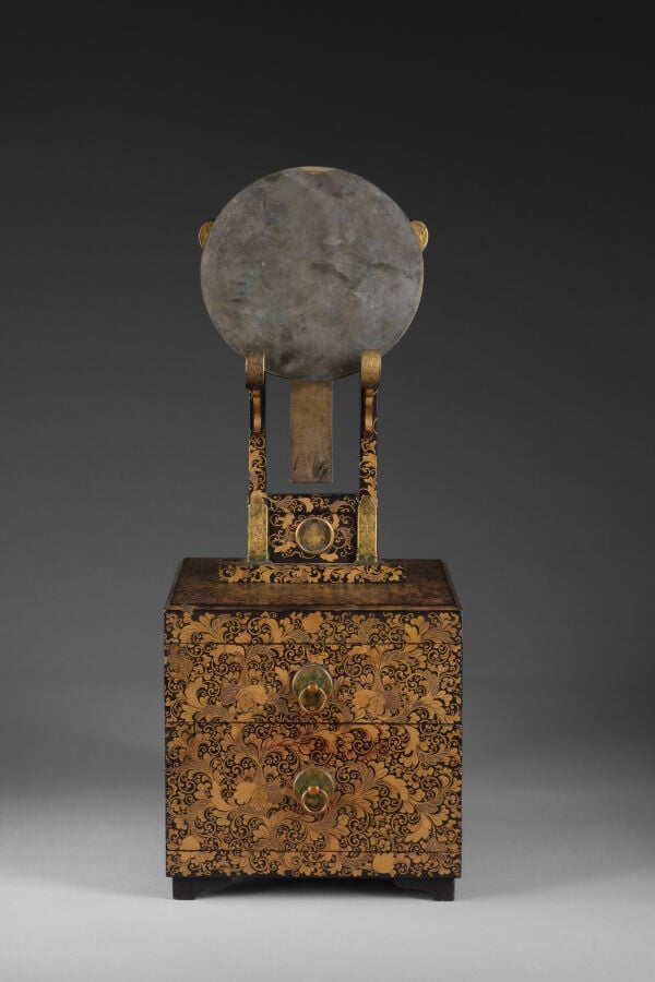 Miroir à main en alliage et son support en laque noire brillante - Le support e… Vente aux encheres – Auction House – Commissaire-priseur – Auctioneer - Boisgirard Antonini – Paris – Nice