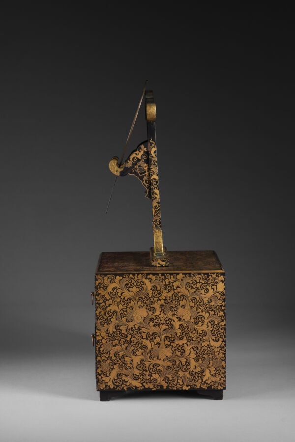 Miroir à main en alliage et son support en laque noire brillante - Le support e… Vente aux encheres – Auction House – Commissaire-priseur – Auctioneer - Boisgirard Antonini – Paris – Nice