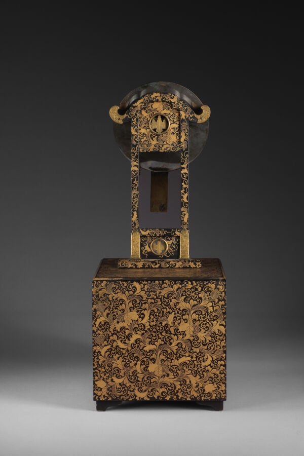 Miroir à main en alliage et son support en laque noire brillante - Le support e… Vente aux encheres – Auction House – Commissaire-priseur – Auctioneer - Boisgirard Antonini – Paris – Nice