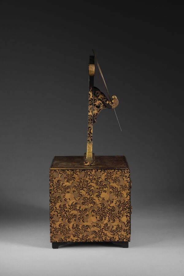 Miroir à main en alliage et son support en laque noire brillante - Le support e… Vente aux encheres – Auction House – Commissaire-priseur – Auctioneer - Boisgirard Antonini – Paris – Nice
