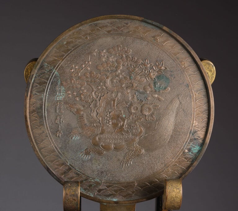Miroir à main en alliage et son support en laque noire brillante - Le support e… Vente aux encheres – Auction House – Commissaire-priseur – Auctioneer - Boisgirard Antonini – Paris – Nice