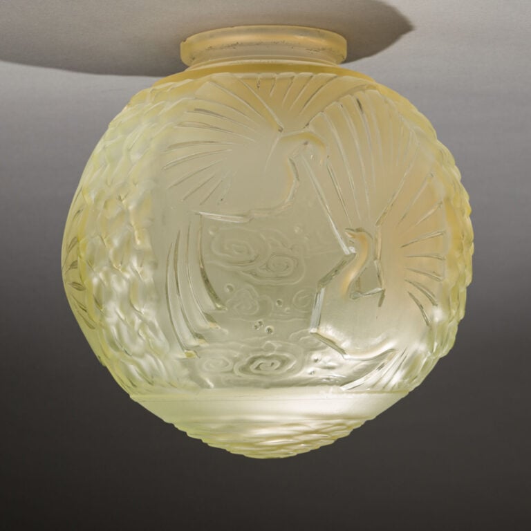 MULLER FRÈRES - à Lunéville - Vasque sphérique en verre moulé-pressé à décor de… maison de vente aux encheres commissaire-priseur auction house boisgirard antonini