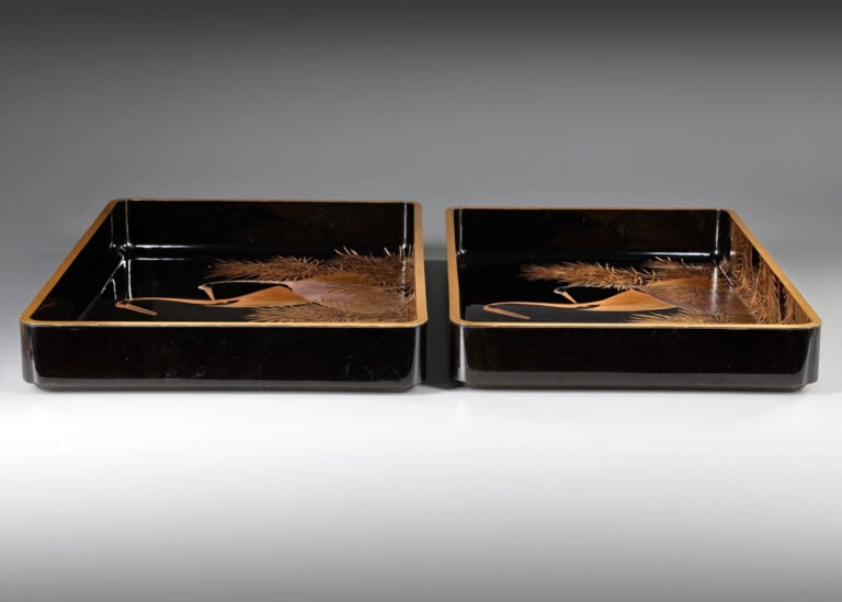Paire d'hirobuta 広 蓋 (plateaux de présentation) laqués à décor de grues au mili… Vente aux encheres – Auction House – Commissaire-priseur – Auctioneer - Boisgirard Antonini – Paris – Nice