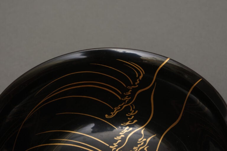 Paire de bols réalisés en laque noire , décorés d'un maki-e (motif en laque) do…