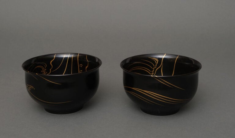 Paire de bols réalisés en laque noire , décorés d'un maki-e (motif en laque) do…