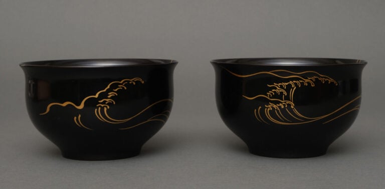 Paire de bols réalisés en laque noire , décorés d'un maki-e (motif en laque) do…