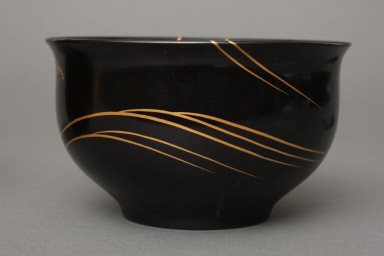 Paire de bols réalisés en laque noire , décorés d'un maki-e (motif en laque) do…