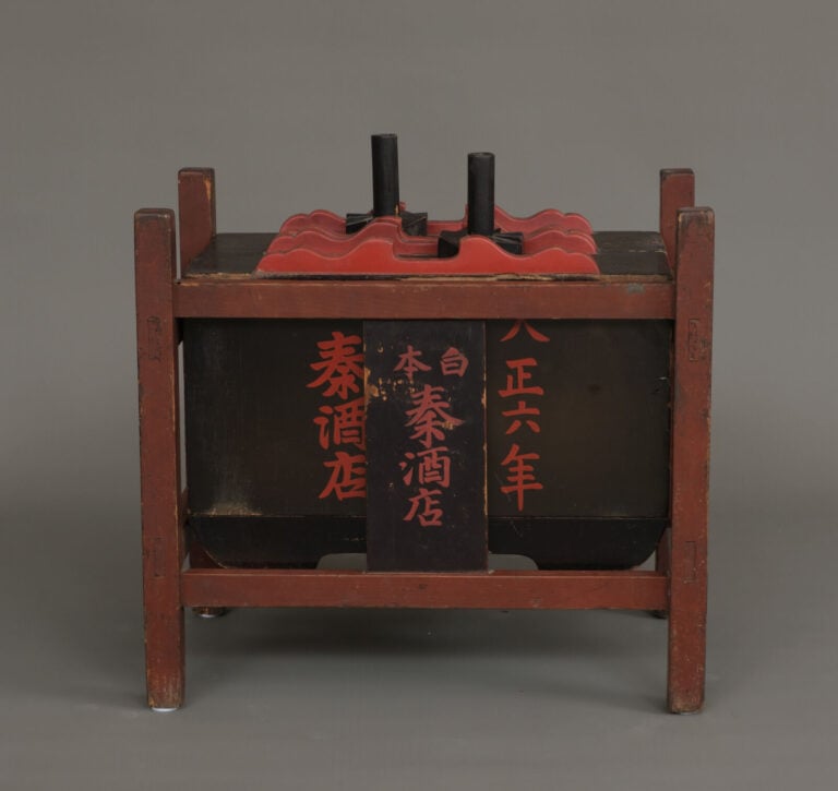 Paire de fûts à saké laqués, connu sous le nom de sashi'daru 指 樽, placée dans u… Vente aux encheres – Auction House – Commissaire-priseur – Auctioneer - Boisgirard Antonini – Paris – Nice