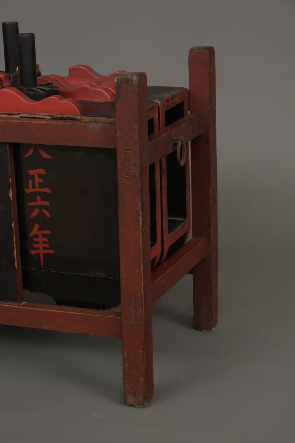 Paire de fûts à saké laqués, connu sous le nom de sashi'daru 指 樽, placée dans u… Vente aux encheres – Auction House – Commissaire-priseur – Auctioneer - Boisgirard Antonini – Paris – Nice