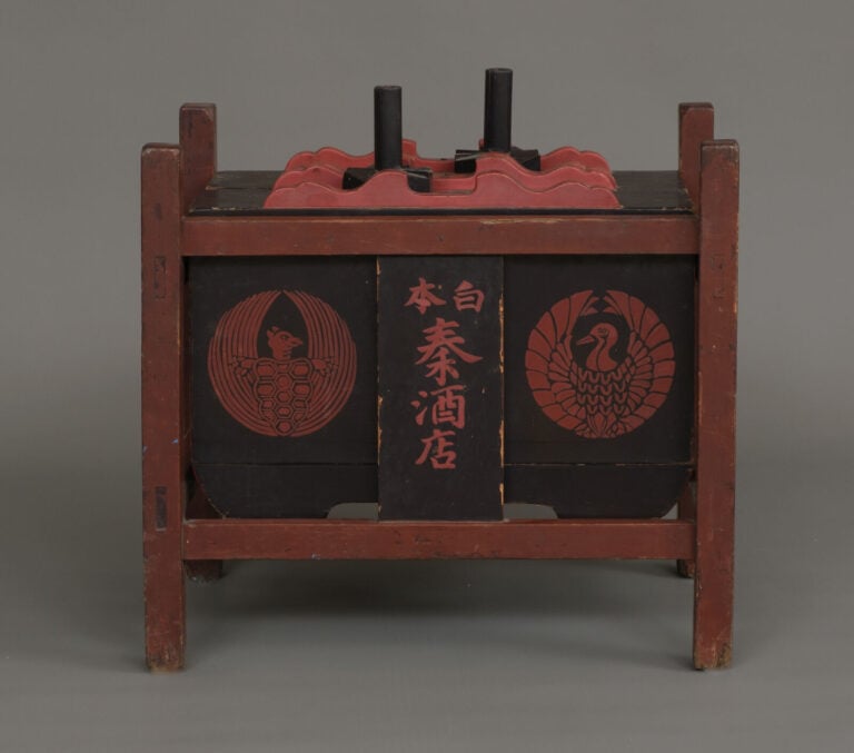 Paire de fûts à saké laqués, connu sous le nom de sashi'daru 指 樽, placée dans u… Vente aux encheres – Auction House – Commissaire-priseur – Auctioneer - Boisgirard Antonini – Paris – Nice