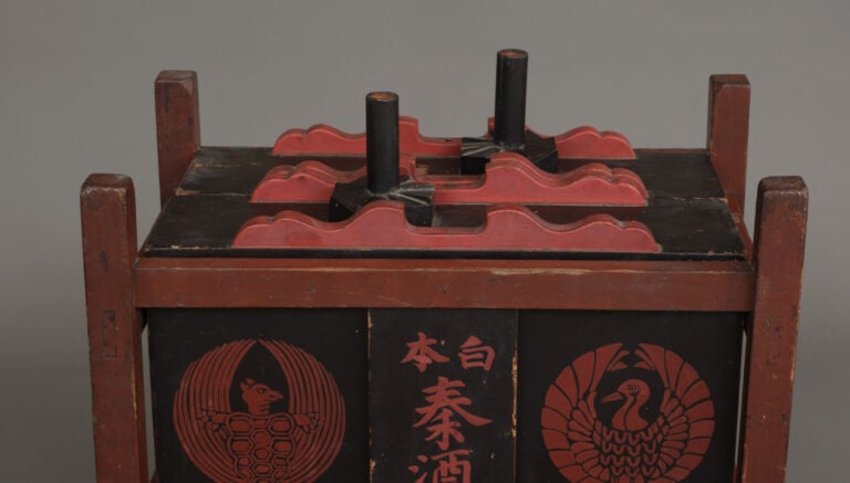 Paire de fûts à saké laqués, connu sous le nom de sashi'daru 指 樽, placée dans u… Vente aux encheres – Auction House – Commissaire-priseur – Auctioneer - Boisgirard Antonini – Paris – Nice