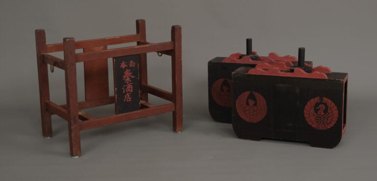 Paire de fûts à saké laqués, connu sous le nom de sashi'daru 指 樽, placée dans u… Vente aux encheres – Auction House – Commissaire-priseur – Auctioneer - Boisgirard Antonini – Paris – Nice