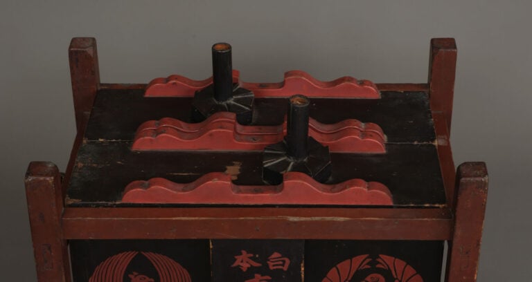 Paire de fûts à saké laqués, connu sous le nom de sashi'daru 指 樽, placée dans u… Vente aux encheres – Auction House – Commissaire-priseur – Auctioneer - Boisgirard Antonini – Paris – Nice