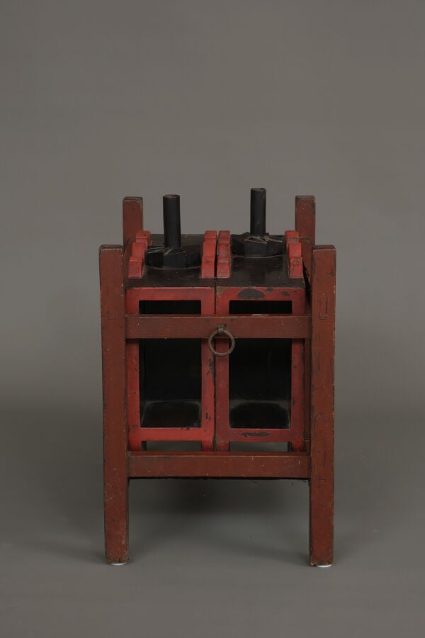 Paire de fûts à saké laqués, connu sous le nom de sashi'daru 指 樽, placée dans u… Vente aux encheres – Auction House – Commissaire-priseur – Auctioneer - Boisgirard Antonini – Paris – Nice