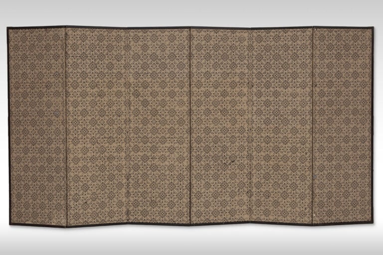 Paravent à six panneaux, à décor d'un grand pin incliné 松 (matsu) entouré de le… Vente aux encheres – Auction House – Commissaire-priseur – Auctioneer - Boisgirard Antonini – Paris – Nice
