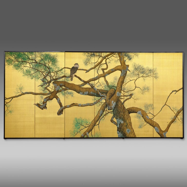 Paravent à six panneaux à décor d'un pin, sur lequel est perché un faucon. - -… Vente aux encheres – Auction House – Commissaire-priseur – Auctioneer - Boisgirard Antonini – Paris – Nice