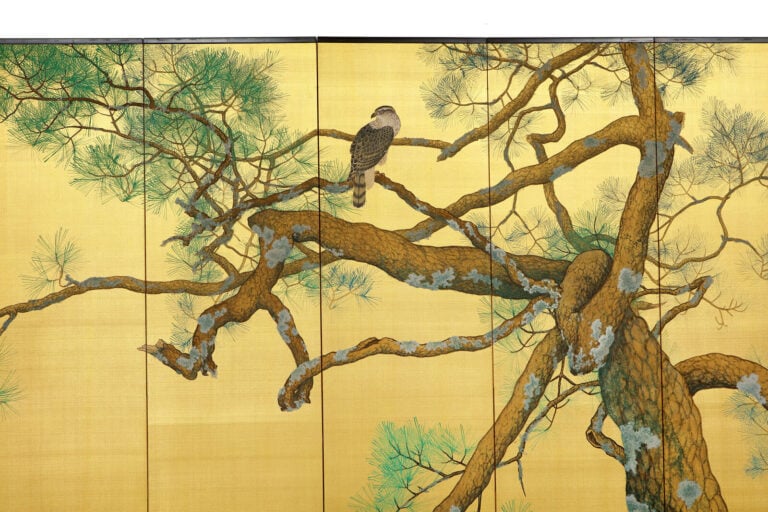 Paravent à six panneaux à décor d'un pin, sur lequel est perché un faucon. - -… Vente aux encheres – Auction House – Commissaire-priseur – Auctioneer - Boisgirard Antonini – Paris – Nice
