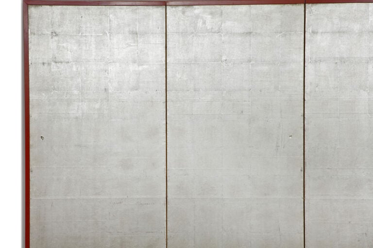 Paravent à six panneaux en feuille d'argent oxydée (ginpaku). - Les panneaux so… Vente aux encheres – Auction House – Commissaire-priseur – Auctioneer - Boisgirard Antonini – Paris – Nice