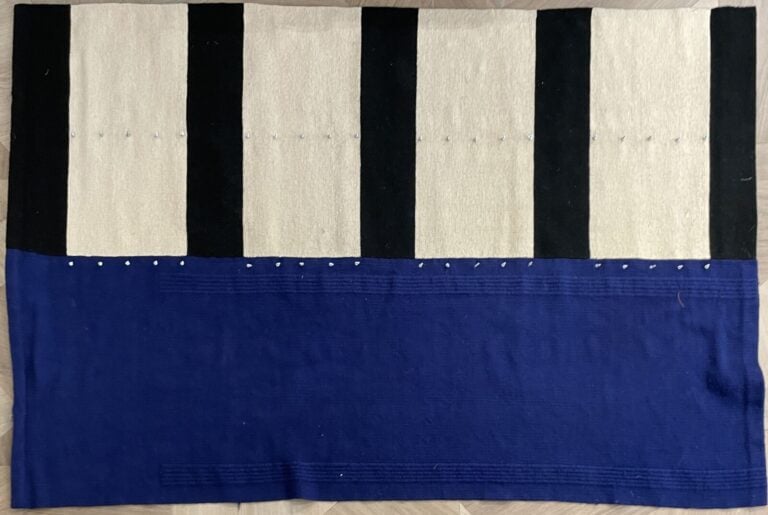 Parpoulova - « Preslav » - Tapisserie en laine bleue et motifs rayés blanc et n… maison de vente aux encheres commissaire-priseur auction house boisgirard antonini