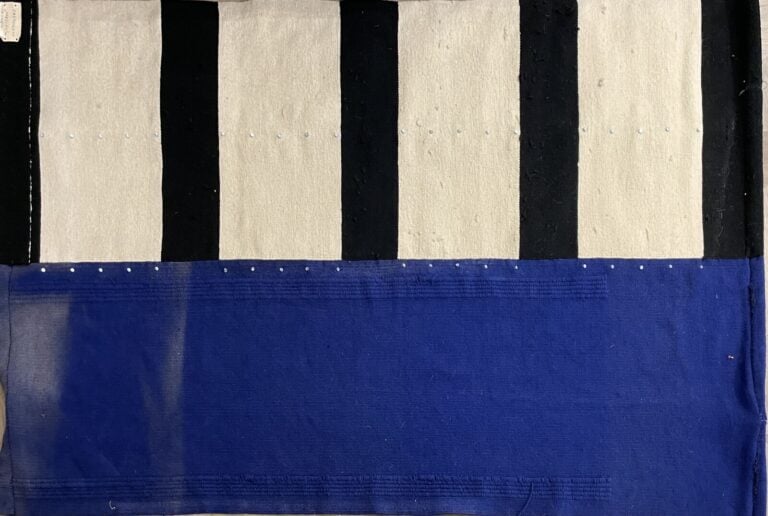 Parpoulova - « Preslav » - Tapisserie en laine bleue et motifs rayés blanc et n… maison de vente aux encheres commissaire-priseur auction house boisgirard antonini