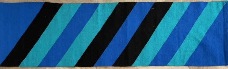 Parpoulova - Tapisserie en laine noire et motifs rayés bleu et turquoise - 170… maison de vente aux encheres commissaire-priseur auction house boisgirard antonini