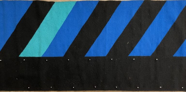 Parpoulova - Tapisserie en laine noire et motifs rayés bleu et turquoise - 170… maison de vente aux encheres commissaire-priseur auction house boisgirard antonini