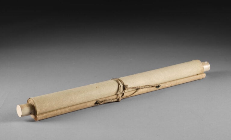 Peinture sur rouleau à suspendre 掛軸 (kakejiku) représentant trois chiots à la l… Vente aux encheres – Auction House – Commissaire-priseur – Auctioneer - Boisgirard Antonini – Paris – Nice
