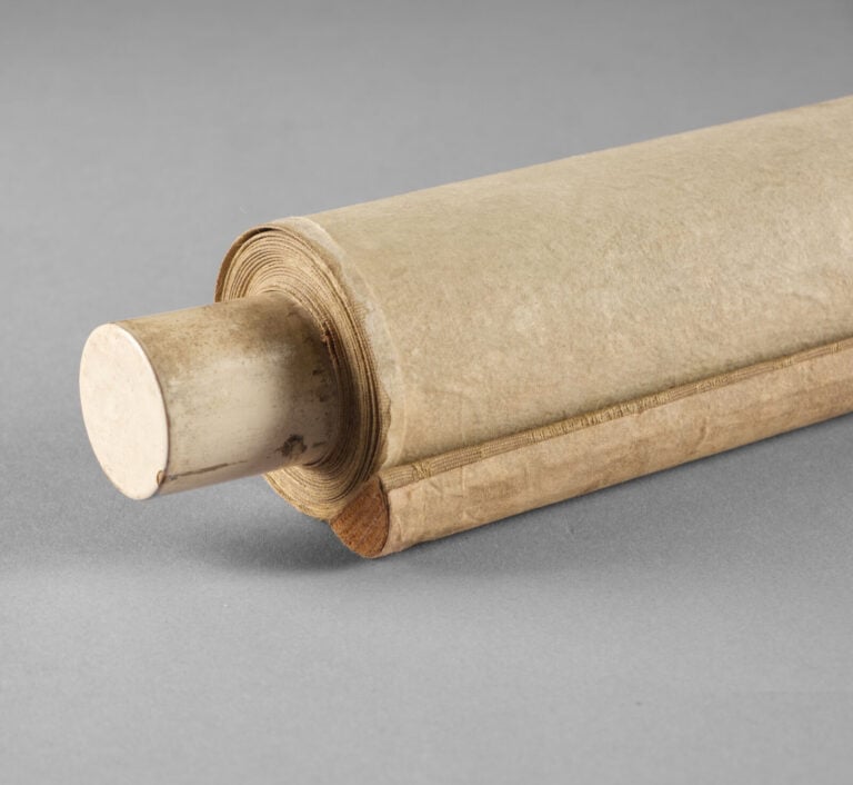Peinture sur rouleau à suspendre 掛軸 (kakejiku) représentant trois chiots à la l… Vente aux encheres – Auction House – Commissaire-priseur – Auctioneer - Boisgirard Antonini – Paris – Nice
