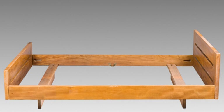 Pierre CHAPO (1927-1987) - Lit en orme - Vers 1970 - H : 46 cm L : 148 cm P : 2… maison de vente aux encheres commissaire-priseur auction house boisgirard antonini