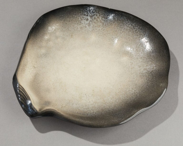 Pol CHAMBOST (1906-1983) - Coquille formant vide-poches en faience émaillée - S… maison de vente aux encheres commissaire-priseur auction house boisgirard antonini