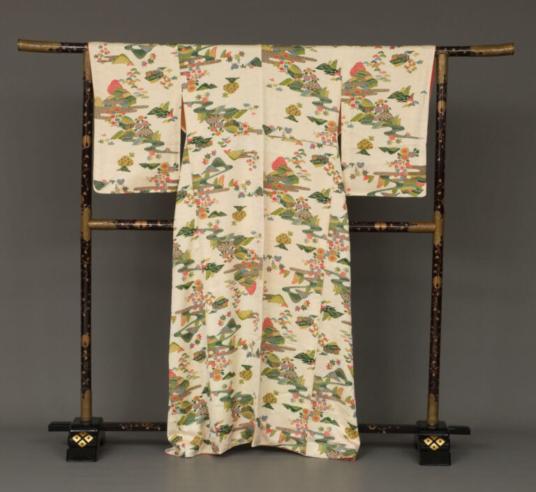 Porte-vêtements en bois laqué 衣 桁 (ikô), traditionnellement utilisé pour l'expo… Vente aux encheres – Auction House – Commissaire-priseur – Auctioneer - Boisgirard Antonini – Paris – Nice