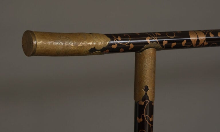 Porte-vêtements en bois laqué 衣 桁 (ikô), traditionnellement utilisé pour l'expo… Vente aux encheres – Auction House – Commissaire-priseur – Auctioneer - Boisgirard Antonini – Paris – Nice