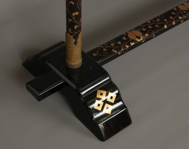Porte-vêtements en bois laqué 衣 桁 (ikô), traditionnellement utilisé pour l'expo… Vente aux encheres – Auction House – Commissaire-priseur – Auctioneer - Boisgirard Antonini – Paris – Nice